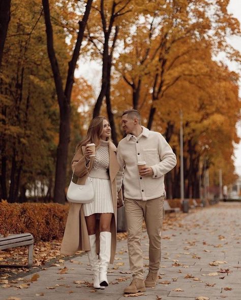 Fall Outfits Photoshoot Couple, Autumn Photography Couples, Fall Couple Photoshoot Outfit Ideas, Couple Fall Photoshoot Outfits, Couple Winter Outfits, Fall Couple Outfits, Fall Engagement Pictures Outfit, Outfits Traditional, Couple Photoshoot Outfits