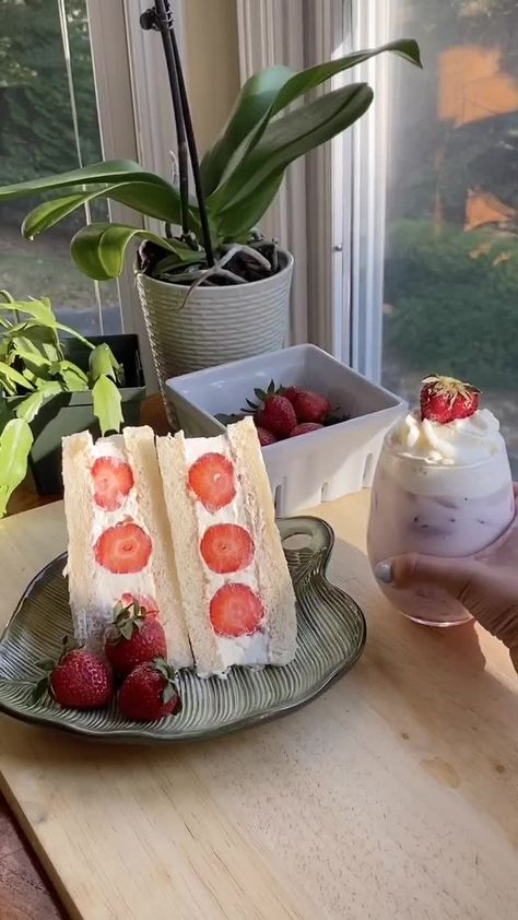 Resep Sandwich, Strawberry Recipe, Fruit Sandwich, Strawberry Dessert, Japanese Recipes, Tasty Videos, Deilig Mat, Idee Pasto Sano, Fun Baking Recipes