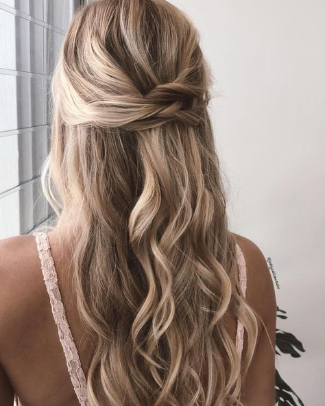 Brisbane Freelance Hairstylist on Instagram: “Half up + Waves 💗 I’m on family vacay relaxing at Hamilton Island and this post is perfect inspo for all beach brides to be ✨ Who loves…” Jordans Wedding, Wedding Hairstyles Bridesmaid, Bridesmaids Hair, Hair Half Up, Simple Wedding Hairstyles, Bridesmaid Hair Half Up, Beach Wedding Hair, Best Wedding Hairstyles, Pinterest Hair