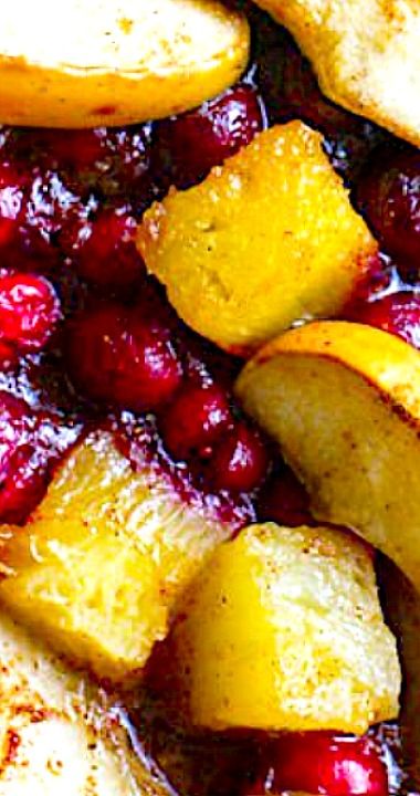 Easy Spiced Hot Fruit Bake Breakfast Fruit Bake, Baked Fruit Breakfast, Breakfast Side Dishes Fruit, Fruit Dish For Christmas, Fruit Side Dishes Christmas, Hot Fruit Casserole, Roasted Fruit Recipes, Warm Fruit Recipes, Hot Fruit Compote Recipe