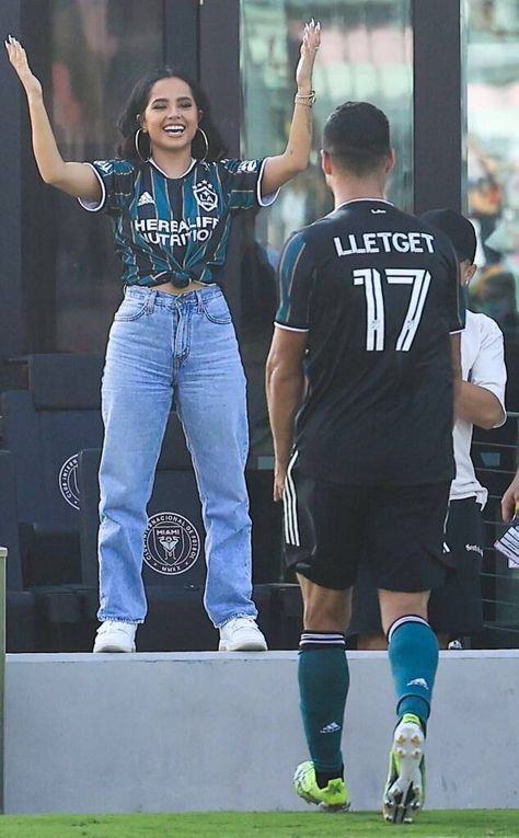 Soccer Gf Outfit, Game Day Outfit Soccer, Soccer Girlfriend Outfits, Soccer Wife Outfit, Football Match Outfit Women, Soccer Boyfriend Aesthetic, Football Couples Aesthetic, Soccer Gf, Soccer Game Outfit Women