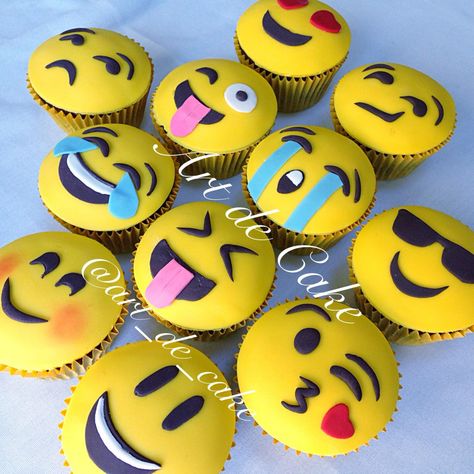 Emoji cupcake Emoji Cakes, Adorable Emoji, Emoji Cupcake, Emoji Cupcakes, Emoji Cake, Emoji Birthday Party, Cupcake Wars, Cupcakes Decorados, Emoji Party