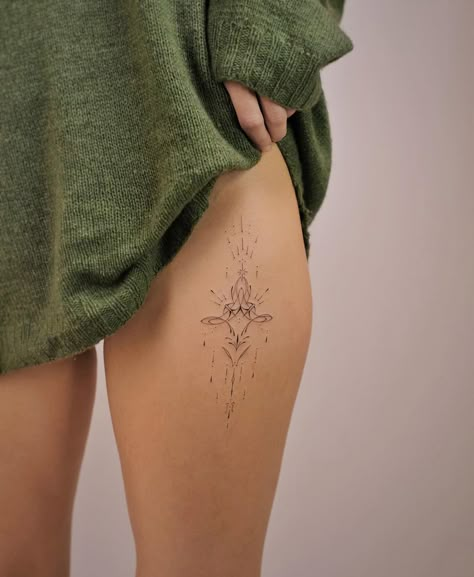 Soft Sleeve Tattoos For Women, Thigh Tattoos Dainty, Ladies Leg Tattoos For Women, Dainty Thigh Tattoo, Ornamental Hip Tattoo, Side Hip Tattoos Unique, Leg Tattoo Placements, Tattoo Bein Frau, Side Hip Tattoos