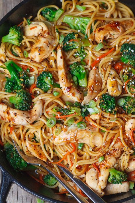 Chicken Stir Fry Noodles – Flavor overload! Make your own take-out at home with this super easy chicken recipe. Chicken Wok Recipes, Chicken Stir Fry Noodles, Pasta And Broccoli, Chicken Leftovers, Stir Fry Noodles Recipe, Broccoli Skillet, Chicken Stir Fry With Noodles, Fried Noodles Recipe, Fry Noodles