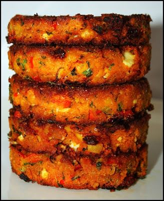 Urban Simplicity: Mediterranean Chickpea Burgers (yum!) Chickpea Burgers, Mediterranean Chickpea, Chickpea Burger, Veggie Burgers Recipe, Tasty Vegetarian Recipes, Läcker Mat, Mediterranean Diet Recipes, Veggie Burger, Veggie Dishes