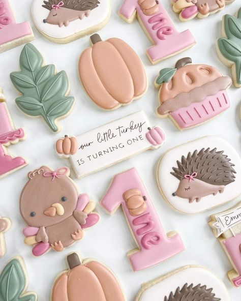 Fall 1st Birthdays, Vintage Oven, Baby First Birthday Themes, First Birthday Cookies, Baby Birthday Decorations, Daisy Party, Girl Birthday Themes, First Birthday Themes, Thanksgiving Theme