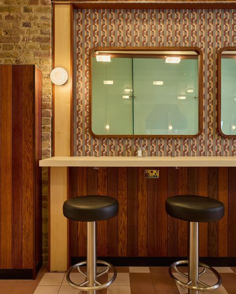 Still absolutely buzzing about the new @thebrekkyclub opening in King’s Cross station ft our fabrics and wallpapers 💕🥹 Using our new Trellis print on seating and Chain of fools on chairs and walls we were so excited to work with the designers @finchinteriors to create bespoke colourways too! Swipe for 70s diner inspo 😍 📸 @snookphotograph 💕💕 70s Restaurant Design, 70s Diner, Poodle And Blonde, St Pancras Station London, American Cafe, St Pancras Station, Club Restaurant, Kings Cross, Retail Concepts