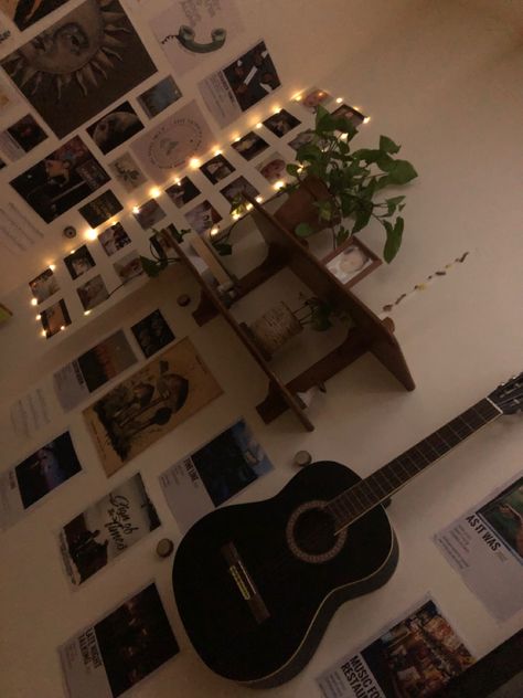 Guitar Decorating Ideas, Guitar Wall Aesthetic, Guitar In Room Aesthetic, Guitarist Room Aesthetic, Room Decor Guitar, Guitar On Wall Bedroom, Bedroom With Guitar, Guitar Aesthetic Room, Guitar Bedroom Ideas