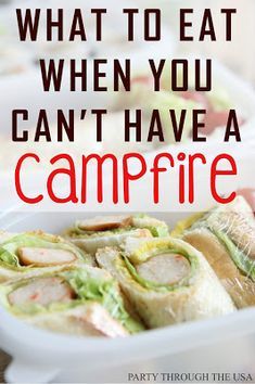 24 Fire-Free Camping Meals // Party Through the USA // Cooking food on a campfire is great, but sometimes it's not possible to have a fire. These meals can be made eaten without heating or can be made with only hot water. A good list to have on hand for summer camping trips and planning. Campfire Meals, Minimalist Camping, Camping Meal Planning, Easy Camping Hacks, Campfire Recipes, Camping Meal, Cozy Campfire, Camping Lunches, Cook Meals