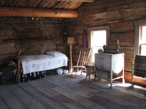 Inside Old Cabins | Inside an old west setteler's cabin | Flickr - Photo Sharing! Old West Decor, One Room Cabin, Cabin Room, Old Cabins, Old Cabin, Log Cabin Interior, Log Cabin Ideas, Log Cabin Rustic, Country Cabin