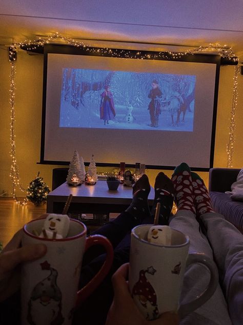 Watching Christmas Movies Aesthetic, Winter Movies, Xmas Movies, Christmas Movie Night, Christmas Date, Christmas Films, Christmas Dreaming, Watch Christmas Movies, Aesthetic Couple