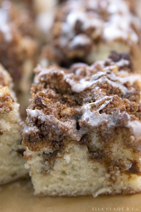 Coffee Cake that is so moist and delicious with a perfect brown sugar and cinnamon crumb topping- a classic recipe addition to breakfast or even dinner. Microwave Coffee Cake, Moist Coffee Cake Recipe, Pumpkin Pecan Coffee Cake, Best Coffee Cake, Cake Recipes Easy, Pecan Coffee Cake, Brunch Bake, Fall Recipes Breakfast, Cranberry Baking