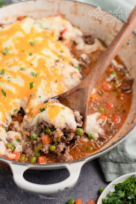 This Shepherd's Pie uses fresh ingredients mixed with ground beef to make a deliciously satisfying and filling dinner recipe! Cheesecake Factory Recipe, Dinner Casserole Recipes, Shepards Pie, Pumpkin Spice Donut, Pie Cheesecake, Shepherds Pie Recipe, Filling Dinner, Veggie Pizza, Dinner With Ground Beef