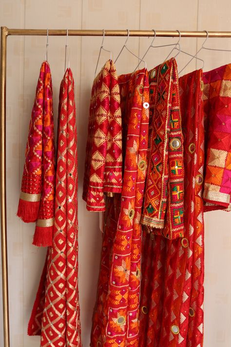 Moye Moye, Phulkari Design, Igcse Art, Phulkari Saree, Suit Neck, Phulkari Suit, Phulkari Embroidery, Desi Fits, Modern Suits