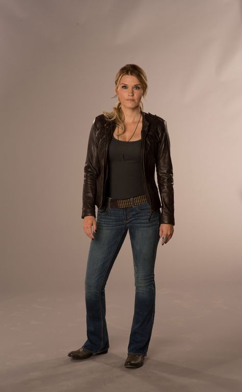 Haven S4 Emily Rose as "Audrey Parker" Audrey Parker, Lucas Bryant, Eric Balfour, Tv Clothes, Adam Copeland, Modest Casual Outfits, Emily Bett Rickards, Emily Rose, Rose Photos