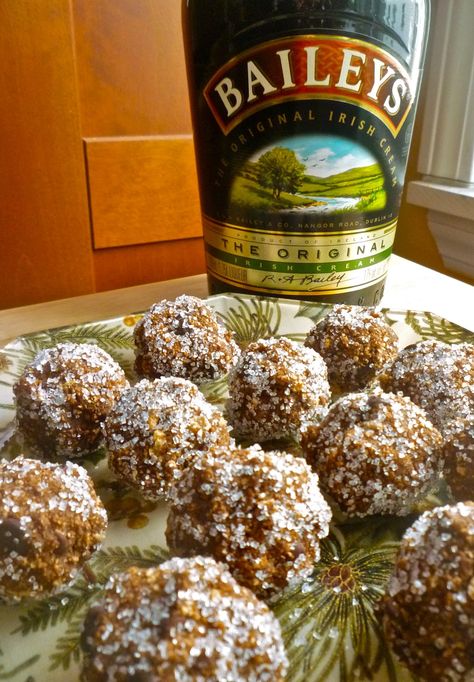 Bailey's Balls! (No Bake) - UPDATE:  these were tasty, but VERY rich.  Would make for a party, rather then to have around the house Kahlua Balls, Baileys Recipes, Chocolate Balls, Boozy Desserts, Candy Recipes Homemade, Christmas Candy Recipes, Xmas Food, Think Food, Christmas Snacks