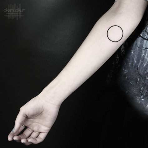 Minimalist circle tattoo on the right inner forearm, close to the elbow. Tattoo Artist: Okan Uçkun Geometric Tattos, Geometric Tattoo Meaning, Inner Elbow Tattoos, Minimalistic Tattoos, Typography Tattoo, Dune Art, Kunst Tattoos, Circle Tattoos, Circle Tattoo