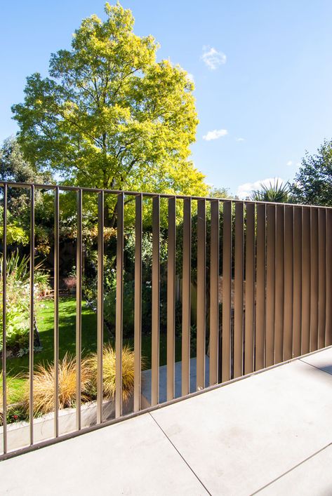 Metal Balustrade Balcony, Garden Balustrade Ideas, Balcony Balustrade Ideas, Fence Balcony Ideas, Terrace Balustrade, Balustrade Ideas Outdoor, Metal Railings Outdoor, Balustrade Exterior, Garden Balustrade