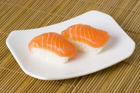 Dinner Japanese, Salmon Nigiri, Sushi Salmon, Food Salmon, Sushi Japanese, Nigiri Sushi, Food Art Photography, Salmon Sushi, Sushi Plate