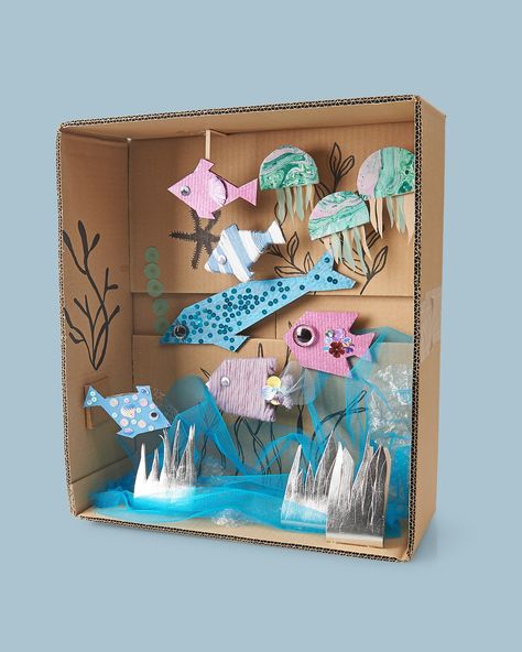 DIY this From cardboard box to aquarium project | Selfmade® (Stoff & Stil) Kids Aquarium, Paper Plate Jellyfish, Summer School Crafts, Aquarium Craft, Under The Sea Crafts, Jesus Coloring Pages, Jellyfish Craft, Diy Aquarium, Cardboard Box Crafts