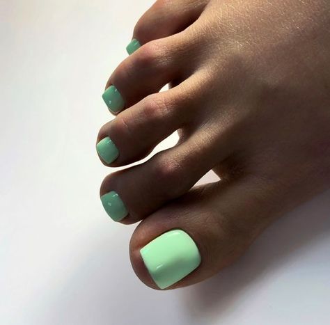 21 Trending Summer Toe Nail Colors for 2024: Cute & Popular Shades | Best Summer Manicure Ideas Light Green Pedicure, Light Green Toe Nails, Mint Green Toe Nails, Green Toenail Polish, Pedicure Ideas Green, Green Pedicure Ideas, Spring Toenail Colors, Pedicure Ideas Summer Toenails, Summer Manicure Colors