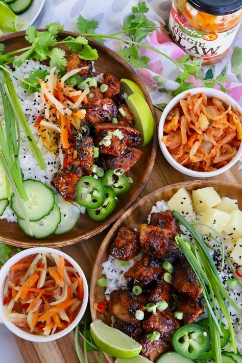 Ginger Chicken Poke Bowl Recipe Slice of Jess Pulled Chicken Bowl, Poke Bowl Chicken, Chicken Poke Bowl Recipe, Chicken Poke Bowl, Crunchy Toppings, Spicy Dressing, Poke Bowl Recipe, Chicken Bowl Recipe, Poke Bowls