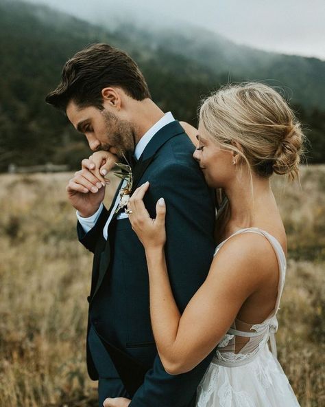 Racy Wedding Photos, Smokey Wedding Photos, Wedding Pics By Lake, Must Have Wedding Photos Couple Romantic, Must Have Getting Ready Wedding Photos, Bridal Photoshoot Mountains, Cool Wedding Poses, Wedding Photos In Mountains, Unique Wedding Photo Ideas Couple