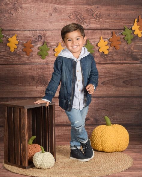 Preschool Photo Ideas Gallery - Lifetouch Inc. Fall Preschool Pictures Ideas, Preschool Fall Pictures, Preschool Backdrop Ideas, At Home School Pictures, School Portraits Preschool Photo Ideas, Preschool School Pictures, Diy School Photos, Fall Background Photoshoot, Preschool Pictures Ideas