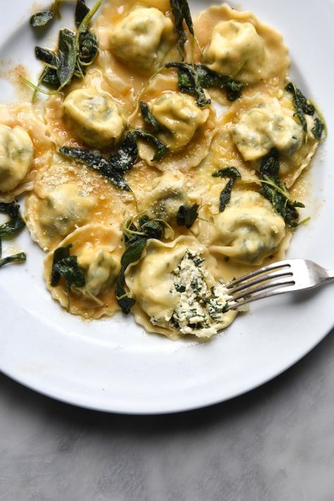 Gluten Free Ravioli Recipe, Gluten Free Pasta Dough, Gluten Free Perogies, Gluten Free Ravioli, Ravioli Recipe Homemade, Ravioli Dough, Spinach And Ricotta Ravioli, Ricotta Ravioli, Spinach And Ricotta