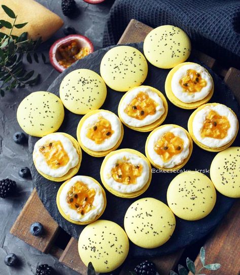 Passion Fruit Macaron, Passionfruit Macarons, Mango Macarons, Macaron Inspiration, Fruit Macarons, Beautiful Macarons, Vegan Macarons, Mango Passionfruit, French Macarons