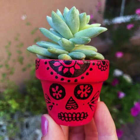 Sugar Skull Craft - Painted Flower Pots Sugar Skull Planter, Mexican Flower Pots, Sugar Skull Crafts, Sugar Skull Painting, Tissue Paper Decorations, Skull Planter, Clay Pot Projects, Plant Pot Design, Skull Crafts