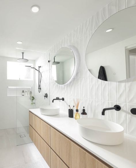 Modern Costal Bathroom Design, Modern Coastal Ensuite, Light Bright Bathroom Ideas, Coastal Hamptons Bathroom Ideas, Coastal Bathroom Black Fixtures, Australian Bathroom Ideas, Marble Cabinet Bathroom, Scandinavian Bathroom Floor, Hamptons Coastal Bathroom