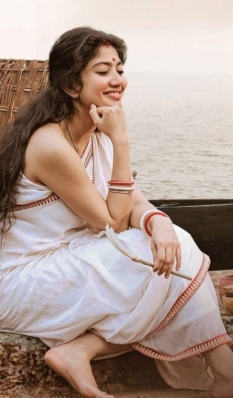 South Indian Women, Girl Actors, Sai Pallavi, Indian Photoshoot, Saree Photoshoot, Indian Aesthetic, Love Song, Coimbatore, Indian Actress Hot Pics