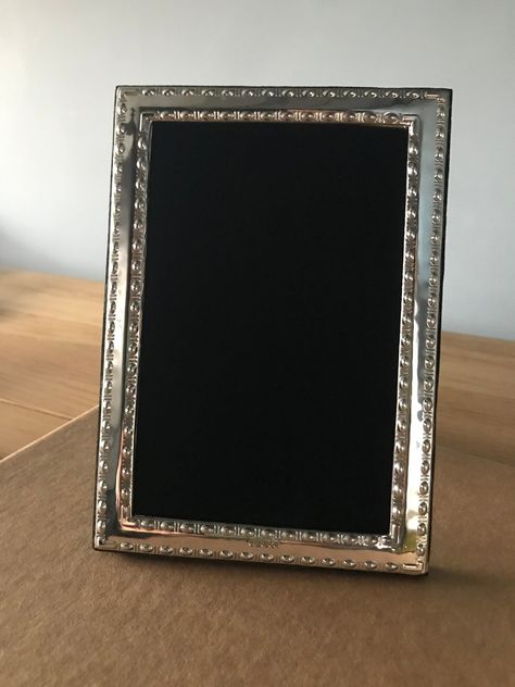 Picture Frame Silver, Big Photo Frame Ideas Bedroom, Photo Frame Size, Frame Work Design, Photo Frame Ideas Handmade, Office Contemporary, Empty Picture Frames, Photo A Day Ideas, Antique Picture Frames