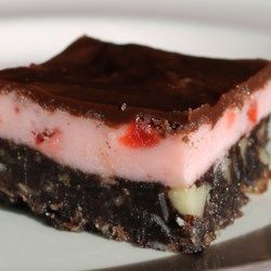 Nanaimo Bar Cheesecake, Canadian Dessert Recipes, Nanaimo Bars Recipe, Nanaimo Bar, Nanaimo Bar Recipe, Canadian Dessert, Delicious Holiday Desserts, Nanaimo Bars, Chocolate Graham Crackers