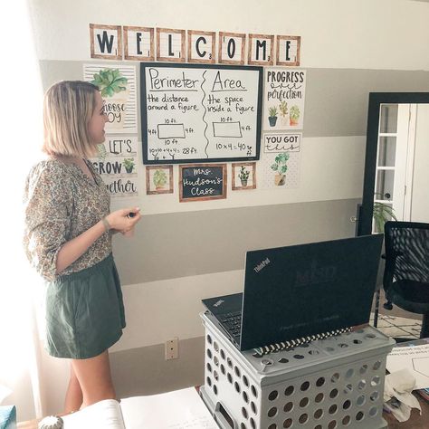 Kelsee Hudson en Instagram: “▪️What you probably see in this picture: cute home-classroom decor⁣ ⁣ ⁣ ⁣▪️ What you might see in this picture: dark overgrown hair roots…” Digital Learning Classroom, Classroom Background, Magical Home, Virtual School, Online Classroom, Online Teachers, Classroom Setup, Classroom Design, Home Offices