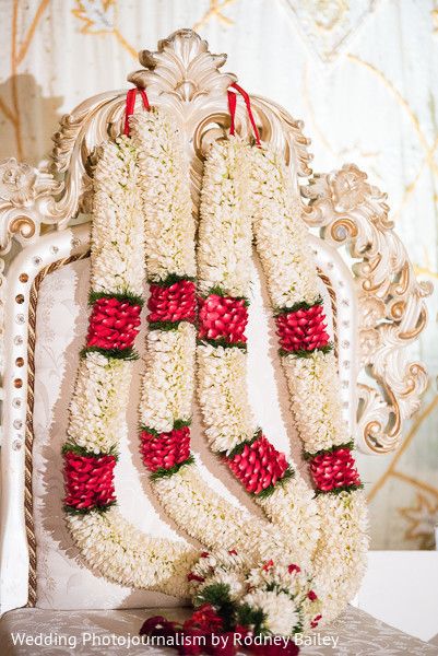 Garland For Red Saree, Garlands For Reception, Rose Garland Wedding Indian, Wedding Malai Design Lotus, Wedding Mala Rose, Reception Garland, Wedding Jaimala, Varmala Designs, Wedding Varmala