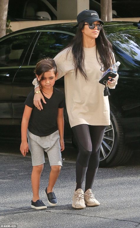 Mummy's boy: Kourtney Kardashian's eldest child Mason looked to be growing up fast as he helped his mother run errands in Thousand Oaks, Los Angeles, on Tuesday Kardashian Show, Kourtney Kardashian Style, Yeezy Outfit, Errands Outfit, Kardashian Outfit, Mother And Son, Kardashian Style, Kourtney Kardashian, Comfy Outfits