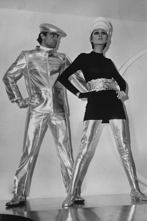 This photo features 1960s space age fashion. The woman is wearing some sort of hat that is supposed to look like a space helmet as well as silver reflective leggings and a short shift style dress (Ashlin H 3/6) 60s Futurism, 60s France, 60s Space Age, Synthwave Fashion, 1960s Space Age, Space Age Fashion, Rudi Gernreich, Futurism Fashion, Fashion 60s