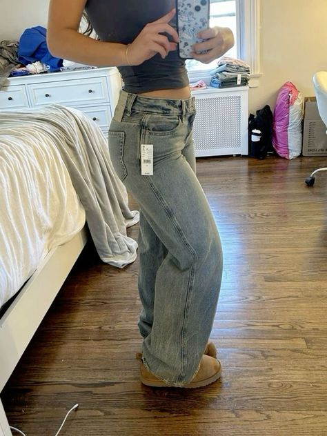 Simple Fits Aesthetic, Good Fitting Jeans, Womens Jean Fashion, Demetradias Jeans, Jean Fits For School, Pacsun Jeans Outfit, Light Grey Shirt Outfit, Motel Rocks Jeans, Outfit To Go Shopping