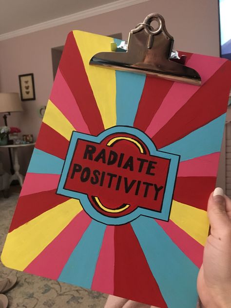 radiate positivity clipboard art Painting On Clipboards, Pi Chi Clipboard, Teacher Painting Ideas On Canvas, Clip Board Decorating Paint, Exam Pad Painting Ideas, Exam Pad Decoration Ideas, Clipboard Painting Ideas Aesthetic, Painted Clipboards Diy, Painted Clipboard Ideas