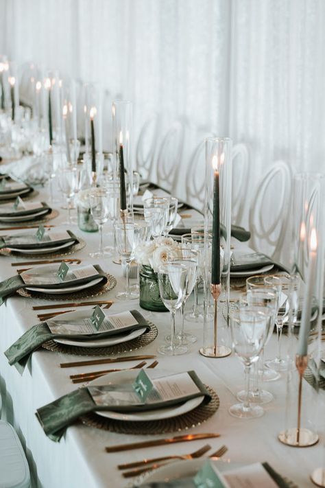 Elegant wedding tablescape Photo: @joelandjustyna Green Table Settings, Sage Green Wedding Theme, Green Tablescape, Wedding Table Setup, White Weddings Reception, Montreal Wedding, Green Themed Wedding, White Wedding Theme, Emerald Green Weddings