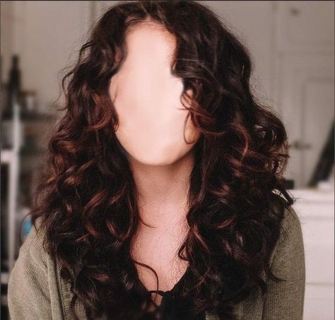 Long Layered Curly Hair, Long Curly Haircuts, Dark Curly Hair, Natural Curly Hair Cuts, Layered Curly Hair, Curly Hair Photos, Wavy Haircuts, Medium Curly Hair Styles, Natural Wavy Hair