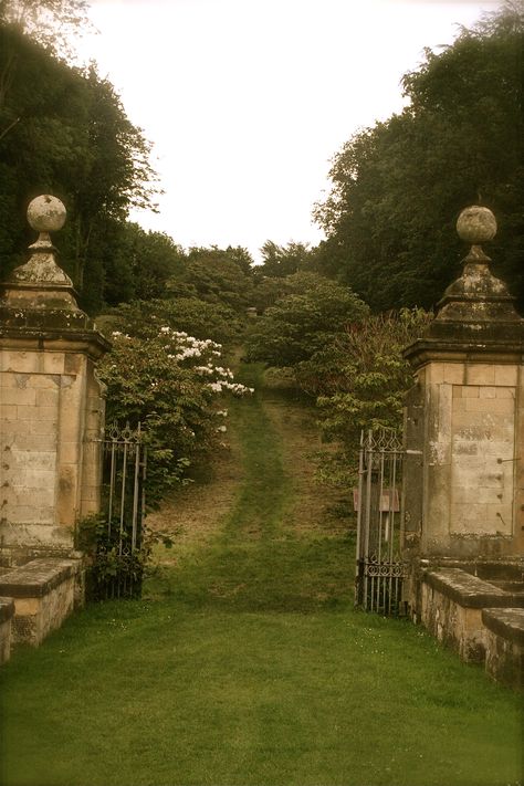 Castle Howard, England Castle Howard, Stone Pillars, Big Garden, Billie Holiday, The Secret Garden, 판타지 아트, Alam Yang Indah, Garden Gates, Nature Aesthetic