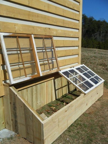 Small greenhouse made from old antique windows! For more great DIY projects visit http://www.handymantips.org/category/diy-projects/ Kebun Herbal, Taman Diy, Jardim Diy, House Ranch, Antique Windows, Small Greenhouse, Greenhouse Plans, House Landscaping, Diy Greenhouse