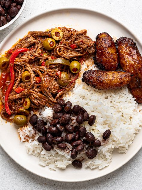 Ropa Vieja Recipe Pressure Cooker, Ropa Vieja Slow Cooker, Ropa Vieja Recipe, Beef Braised, Instant Pot Slow Cooker, Cuban Dishes, Sauteed Peppers, Cuba Havana, Shredded Beef