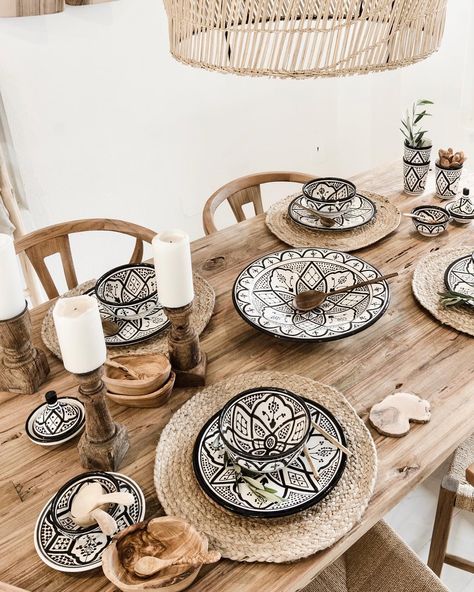 Zoco Home on Instagram: “Hello weekend! It’s time to gather friends and family around the table✨ ... #weekend #friendsandfamily #beinspired #homedecor…” Maroccan Diner Table, Boho Farmhouse Kitchen, Farmhouse Kitchen Wall Decor, Farmhouse Style Dining Room, Timber Table, Hello Weekend, Picnic Set, Boho Farmhouse, Deco Boheme