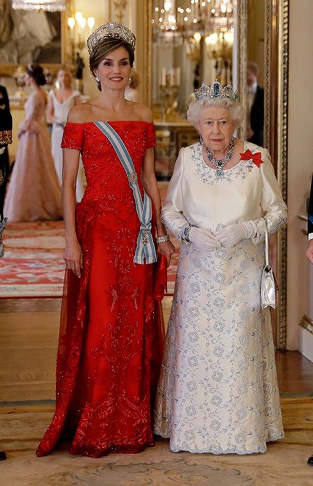 queen-letizia-red-dress Ducesa Kate, Princesa Anne, Women In Red, State Banquet, Spanish Queen, Beautiful Evening Gowns, Style Royal, Royal Tiaras, Estilo Real