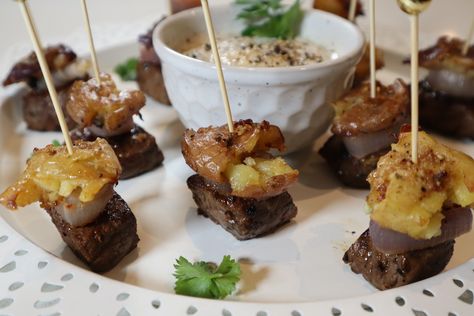 Steak Dinner Bites Fancy Appetizer Recipes, List Of Movies, Caramelized Shallots, Skewer Appetizers, Fancy Appetizers, Chicken Appetizers, Potato Bites, Marinated Steak, Pepper Steak