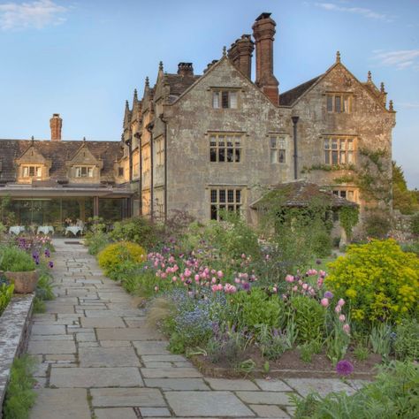 Manor Aesthetic, Gravetye Manor, Art Creative Ideas, Traditional Greenhouses, Castle Mansion, Herbaceous Border, English Manor, Garden Terrace, Interesting Buildings